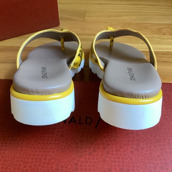 Donald Pliner Leaane Leather Patent Snake Embossed Thong Sandal Yellow SZ 9.5 - Picture 8 of 15